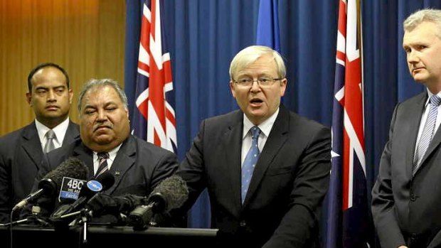 Prime Minister Kevin Rudd and Nauru President Baron Waqa announce a deal that will sea the tiny Pacific nation take asylum seekers.