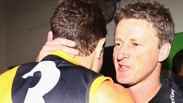 Damien Hardwick celebrates with Brett Deledio.