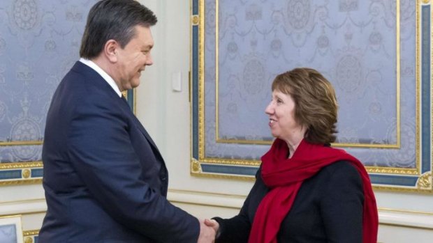 Ukraine's President Viktor Yanukovich shakes hands with EU foreign policy chief Catherine Ashton.