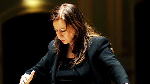 Simone Young conducts an enthusiastic orchestra.