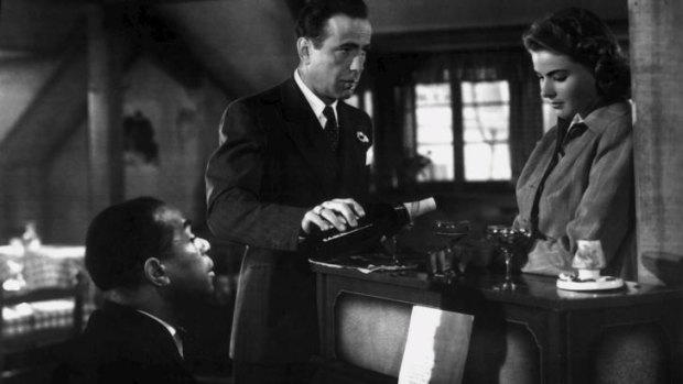 Dooley Wilson, Humphrey Bogart and Ingrid Bergman gather round a very expensive instrument. 