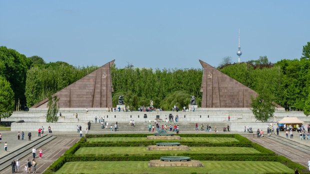 Treptower Park, Berlin: Germany's largest Soviet war memorial is a controversial monument