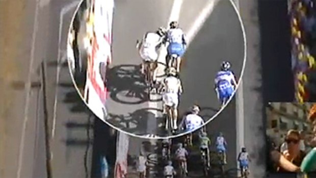 Footage shows Mark Renshaw head-butting New Zealand rider Julian Dean in the race to the finish line.