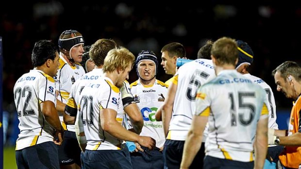 Central figure . . . Matt Giteau, centre, is under pressure to fire up the Brumbies on Saturday night.