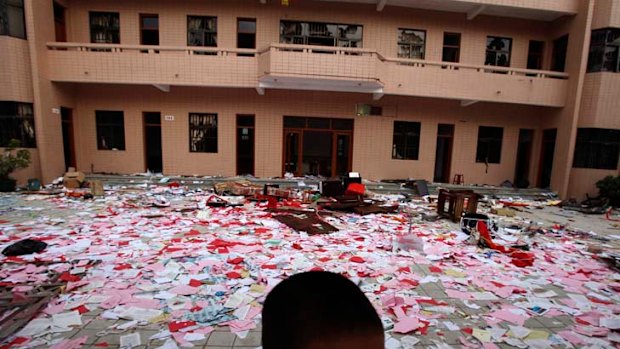 Chinese villagers face riot squads