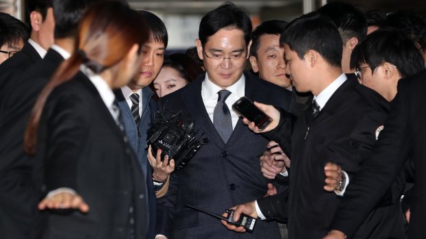 Jay Y. Lee leaves the Seoul Central District Court on Thursday.