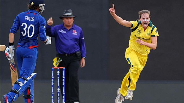 No obstacle ... England's Sarah Taylor, left, hopes to play with the men's country team Sussex. Australia's Ellyse Perry, right, played in a Sydney grade cricket under-21 Twenty20 game in 2010.