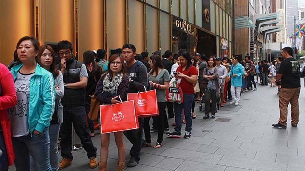 While huge crowds queued in Sydney's CBD, other more technology-savvy consumers were already enjoying the Boxing Day sales online.