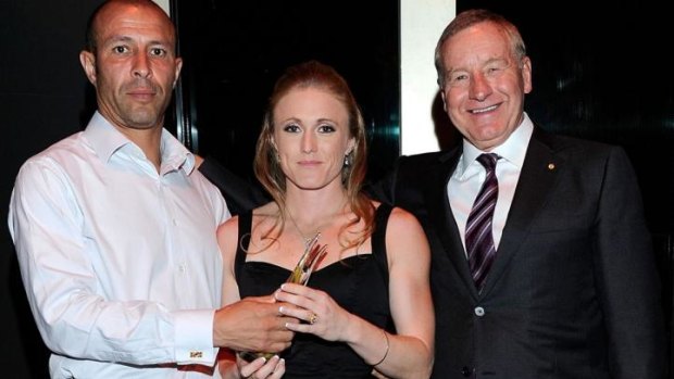 Sally Pearson (C) with Eric Hollingsworth (L) at an awards ceremony in 2011.