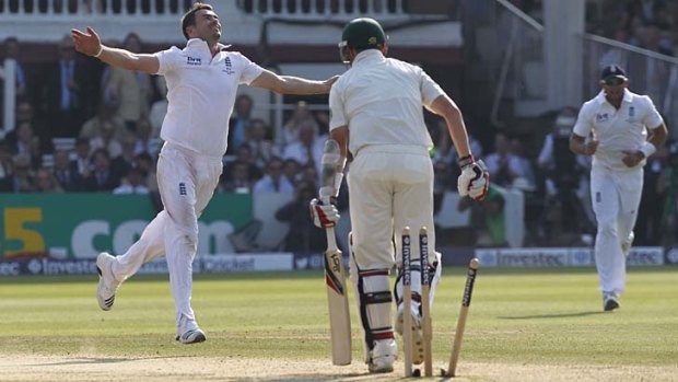 England's James Anderson (L) celebrates bowling Australia's Peter Siddle.