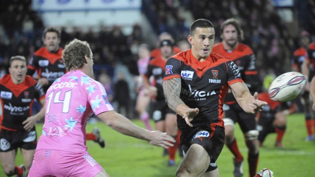 In demand ... Sonny Bill Williams passes in front of fellow former NRL player Mark Gasnier while playing for Toulon, who want him to stay.