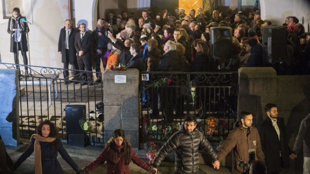 Norwegian Muslims create a human peace ring around the synagogue in Oslo at the weekend.