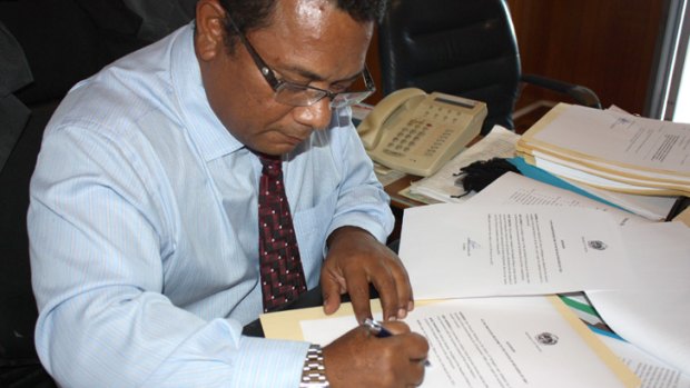 Outgoing Nauruan president Marcus Stephen signing the United Nations convention on refugees.
