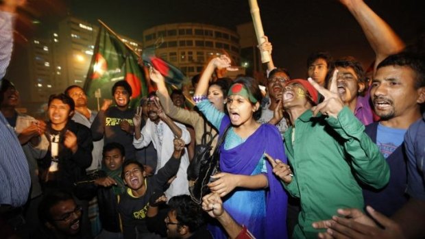 People celebrate after hearing the news of  Bangladesh Jamaat-E-Islami leader Abdul Quader Mollah's execution in Dhaka