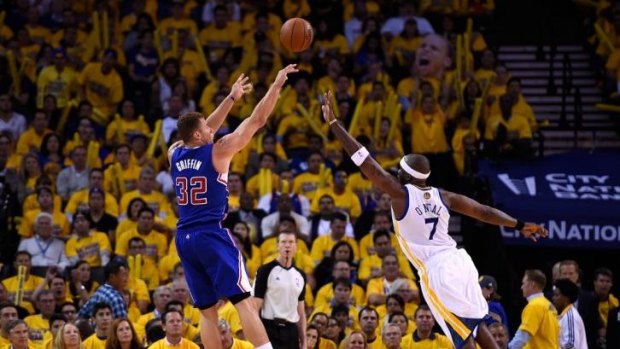 Clippers' Blake Griffin shoots over Warriors' Jermaine O'Neal.