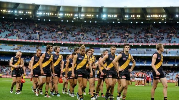 A dejected Tigers outfit after losing to Melbourne.