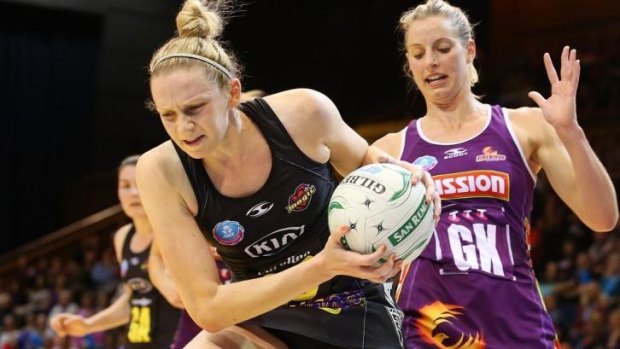 Laura Geitz of the Firebirds closes in on Jo Harten of the Magic in the Preliminary Final.