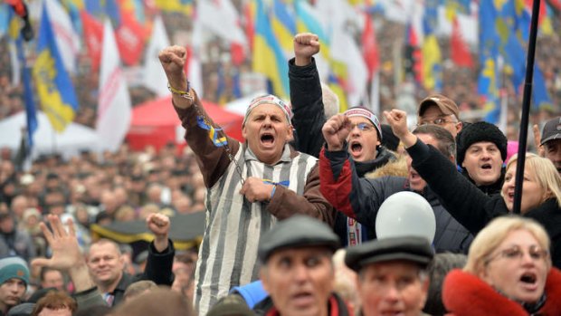 Thousands of pro-Europe protesters in Ukraine attempted to storm the government building in the capital of Kiev on Sunday, clashing with police who fired tear gas to keep them back.