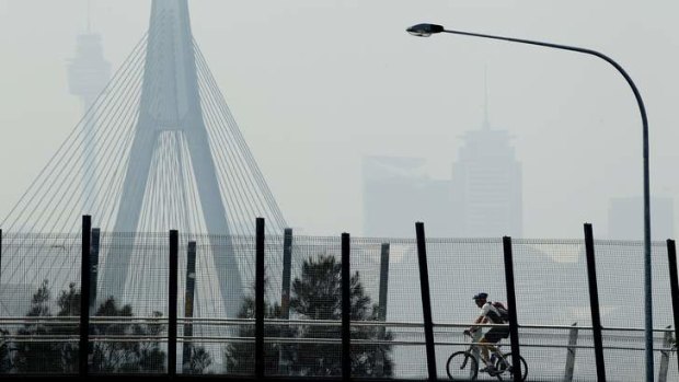 People exercising through Sydney's smog from the intense bushfires.