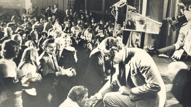  Gough Whitlam opening the Labor Election Campaign at the Blacktown Civic Centre in 1972. 