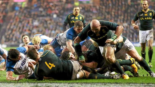 South Africa's Coenie Oosthuizen scores a try from a driving maul.