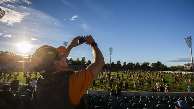 The GWS Giants and ACT government want to bring ''big Melbourne clubs'' to Manuka Oval. 