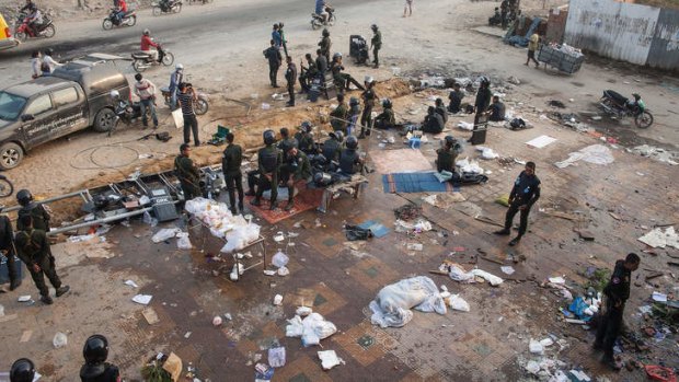 Phnom Penh: A group of policemen gather at Veng Sreng boulevard, where heavy clashes ended yesterday with 5 protesters dead, hours before the dismantling of Freedom Park, a camp used by opposition party as their base.