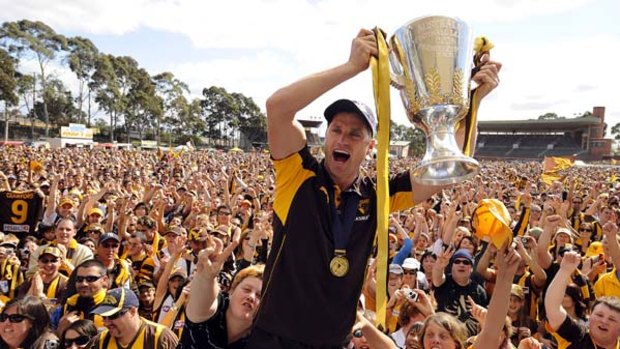 Hawthorn's Shane Crawford holds the cup at Glenferrie Oval in front of thousands of supporters, September 28 2008.