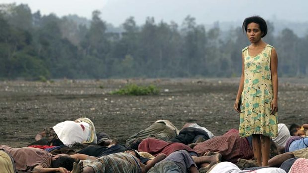 Beatriz (Irim Tolentino) searches for Tomas among the dead in <i>A Guerra da Beatriz</I> (<i>Beatriz's War</i>).