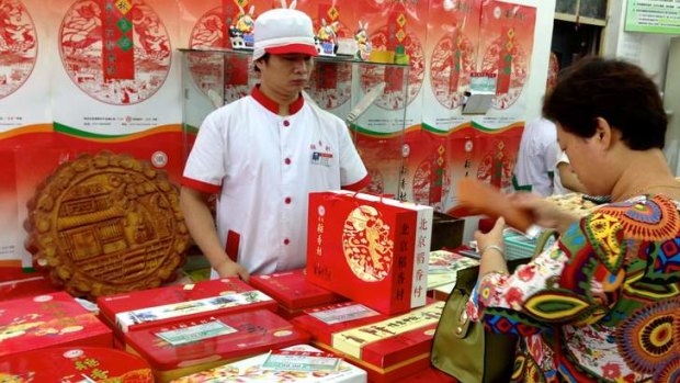 China is cracking down on expensive gifts and mooncakes during this year's mid-Autumn festival.