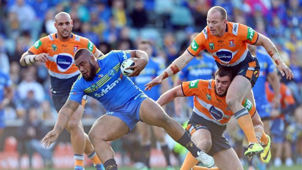 The Canberra Raiders are interested in Eels forward Junior Paulo, but he's likely to stay at Parramatta in 2016. 
