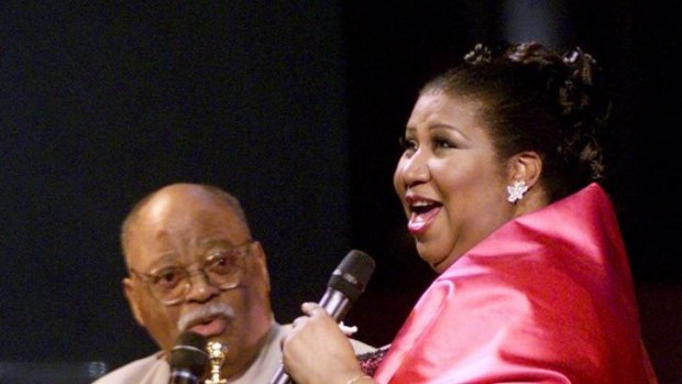 Singer Aretha Franklin performs with legendary jazz trumpeter Clark Terry during VH1's "Divas Live: The One and Only Aretha Franklin" a live televised concert at New York's Radio City Music Hall, April 10, 2001.   REUTERS/Mike Segar