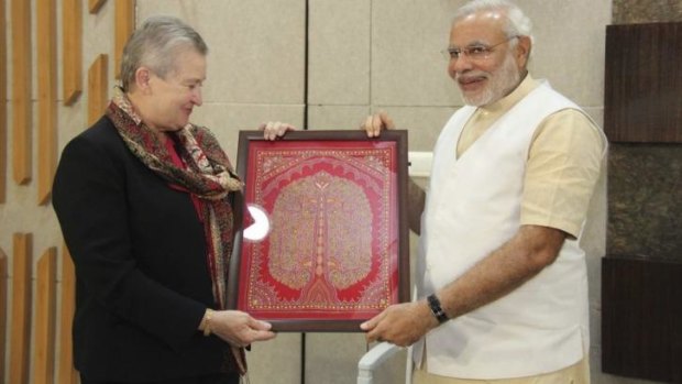 US ambassador to India Nancy Powell, left, receives a souvenir from Indian prime ministerial candidate Narendra Modi.