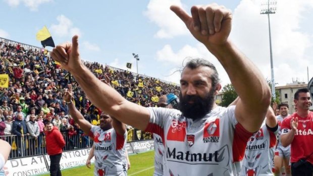 Farewell: Sebastian Chabal gestures to the crowd as his playing career comes to an end.