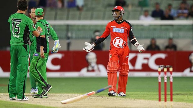 Big night ... Shane Warne  clashes with West Indies import Marlon Samuels during Sunday's fiery Big Bash League encounter.