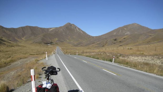 Hinterland ... the road to Lindis Pass, New Zealand.