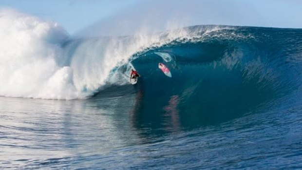 Kelly Slater threads a Teahupo'o monster as opponent Glenn Hall barely ducks under in Round 1 of the Billabong Pro Tahiti.