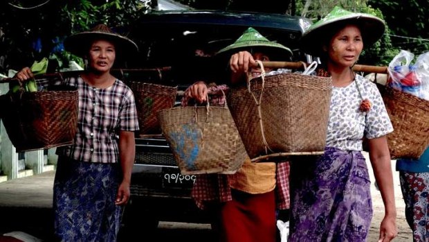 Women with goods for the market, Homalin.