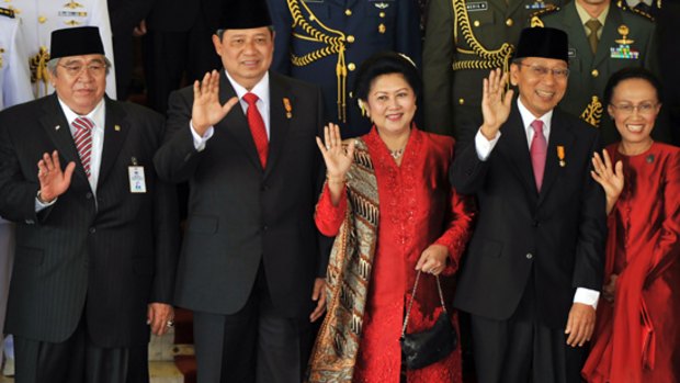 Taufik Kiemas, Susilo Bambang Yudhoyono, Ani Yudhoyono, Budiono and Herawati Budiono after the inauguration.