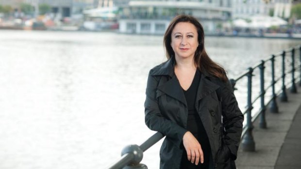 Simone Young is moving to England after a successful decade as general manager of the Hamburg State Opera.