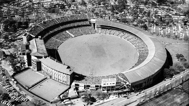 Anyone for bowls? The VFL Grand Final 1957.