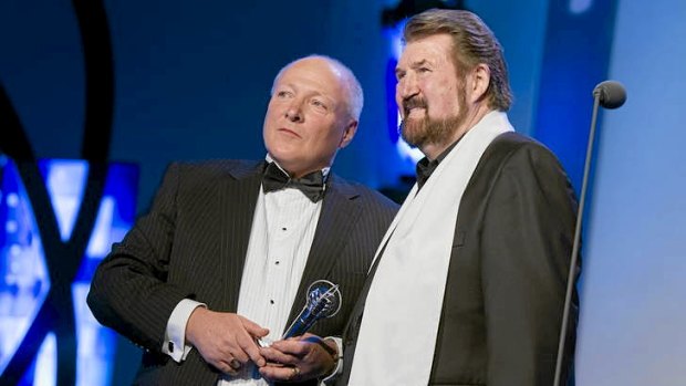 Graham Mott receives his Hall of Fame gong from Derryn Hinch.