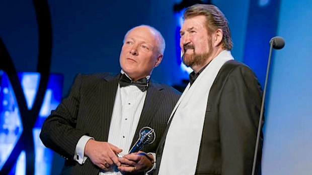 Graham Mott receives his Hall of Fame gong from Derryn Hinch.