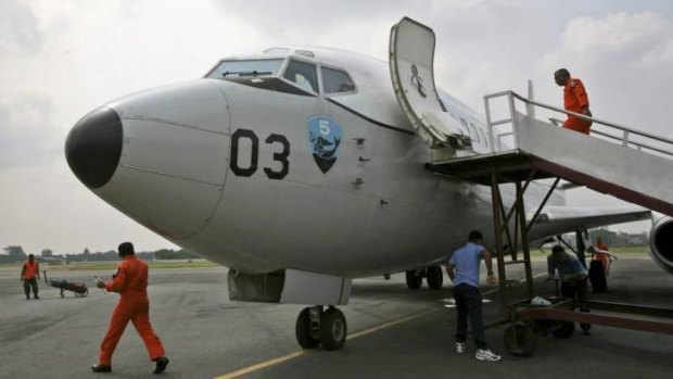 Indonesian air force crewmen prepare a Boeing 737 "Surveiller" maritime patrol aircraft of the 5th Air Squadron "Black Mermaids"  for a search operation for the missing Malaysia Airlines Boeing 777.