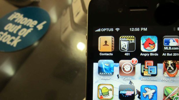 A jailbroken iPhone 4 in a Sydney Optus store with Cydia.