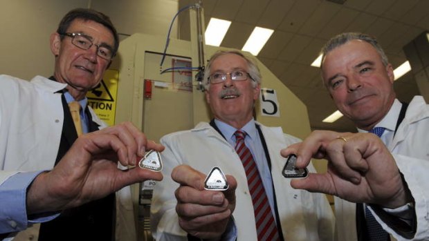 Air Chief Marshall Angus Houston (Ret'd), Ross MacDiarmid, Mint CEO and Dr. Brendan Nelson, AWM Director with examples of the coin.
