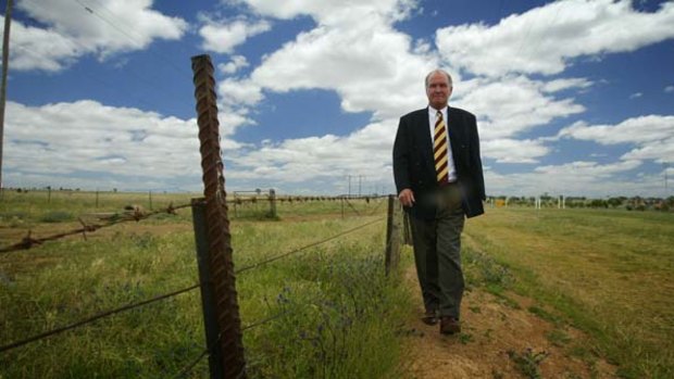 Hold over his electorate ... Tony Windsor walks the line in Tamworth.