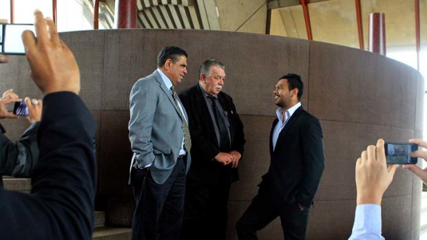 Green and gold greats &#8230; new Melbourne Rebel Kurtley Beale chats to Wallabies legends Mark Ella and Lloyd McDermott in Sydney yesterday.
