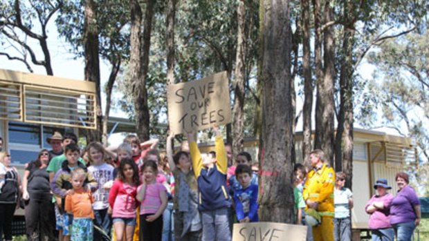 Education revolution ... students and parents at Kurrajong East school protest against the tree felling. Stimulus projects at up to 695 schools are affected.