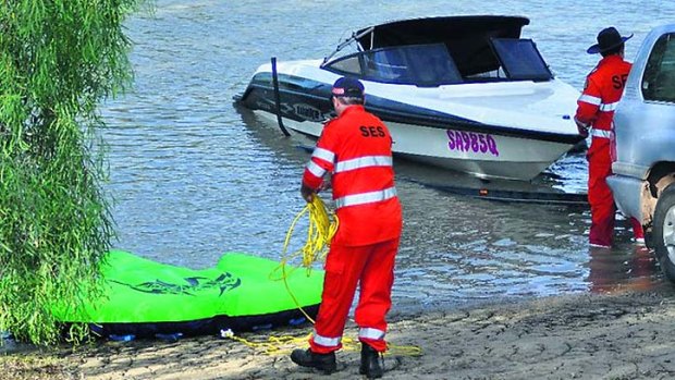 Goondiwindi State Emergency Service volunteers retrieve the speed boat and ski tube from the water. Photo:  <B><A href= http://www.goondiwindiargus.com.au/news/local/news/general/two-teens-die-in-ski-accident/2124634.aspx > The Goondiwindi Argus </a></b>